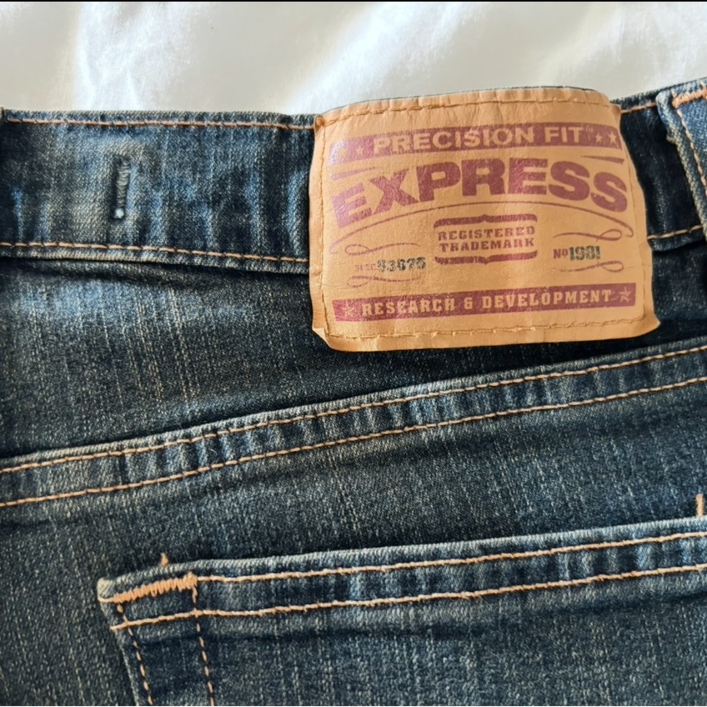 NWT Express Precision Fit Blue Jeans Size 10 Long - Picture 2 of 6